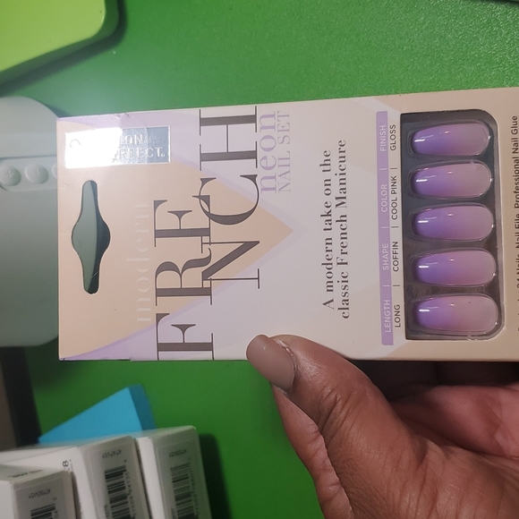 Salon Perfect Press On Nails - Picture 2 of 3